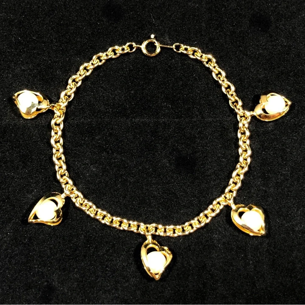BRACELET - GOLD-TONE CHAIN WITH 5 HEARTS EACH HOLDING A FAUX PEARL - Picture 4 of 10